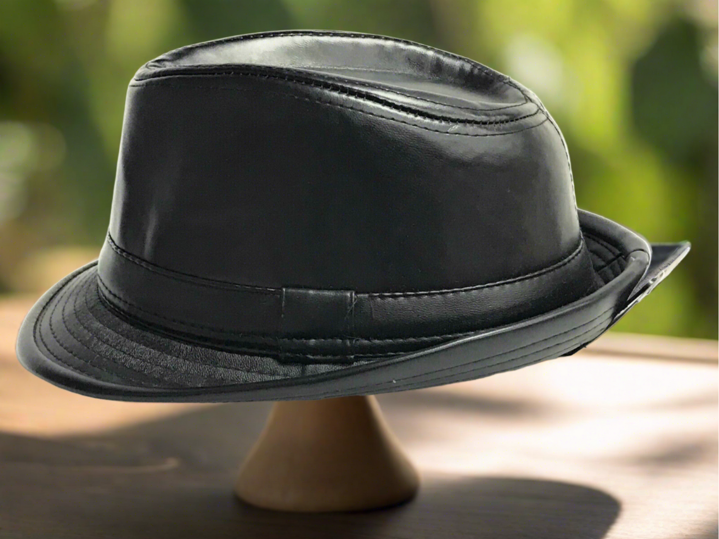 Schwarzer Fedora-Trilby-Hut aus Kunstleder im Retro-Stil mit gebogener Krempe, Unisex
